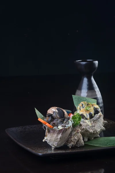 Cucina giapponese. pesce guscio alla griglia sullo sfondo — Foto Stock