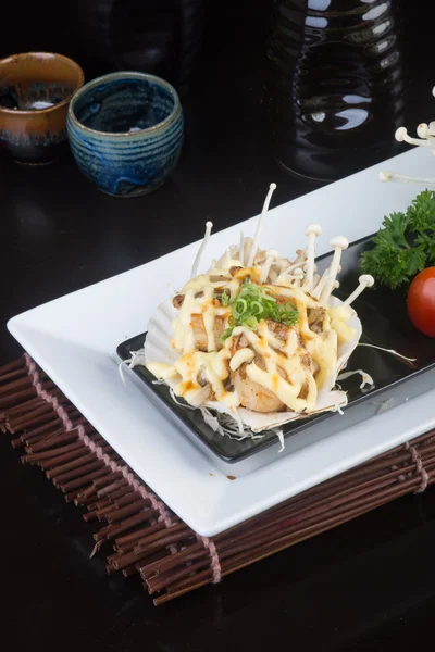 Japanse keuken. gegrilde schaaldieren op de achtergrond — Stockfoto