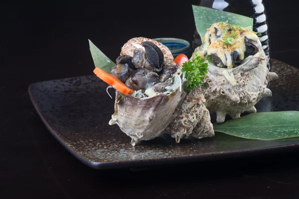 Cocina japonesa. pescado de concha a la parrilla en el fondo —  Fotos de Stock