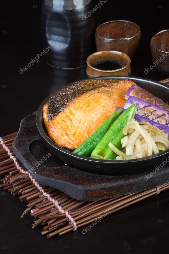 Cuisine japonaise. plaque de cuisson des poissons sur le fond