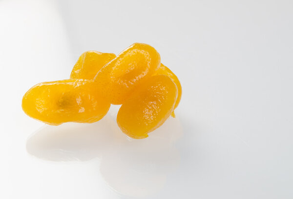 Сушеные фрукты на заднем плане
