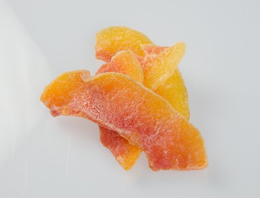 arka plan üzerinde kurutulmuş papaya dilimleri