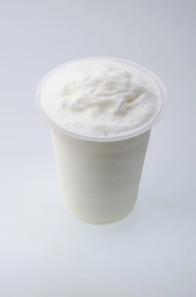 Yogurt aislado sobre blanco — Foto de Stock