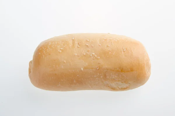 Chleb, domowe pieczywo pełnoziarniste na białym — Zdjęcie stockowe