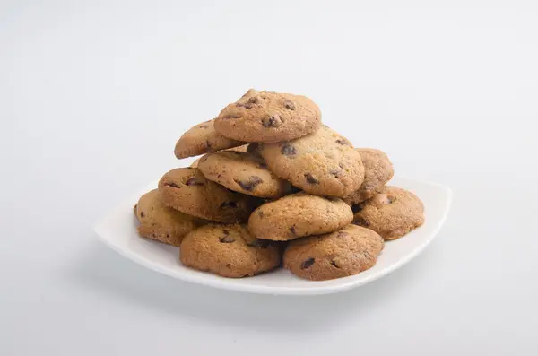 Biscuits aux pépites de chocolat isolés sur blanc — Photo