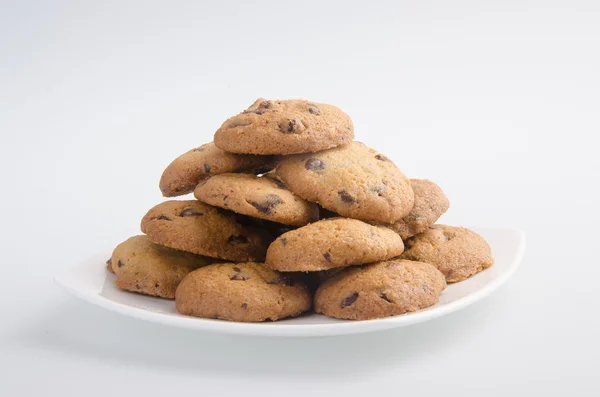 Biscuits aux pépites de chocolat isolés sur blanc — Photo