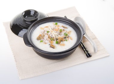geleneksel Çin domuz lapası pirinç yulaf çorbası claypot görev yaptı.