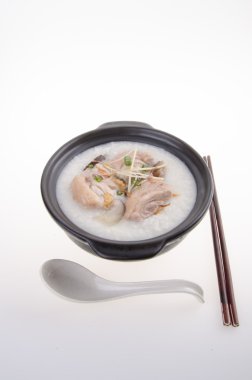 Diagrama de negocios sobre el informe financiero con monedas y calculadora