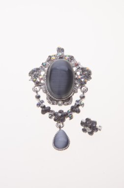 arka plan üzerinde farklı taşlar ile broş.