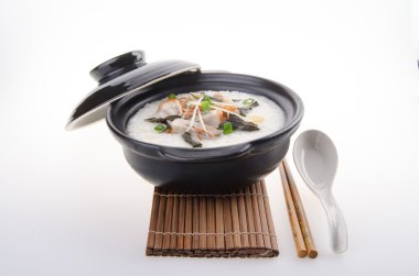 geleneksel Çin domuz lapası pirinç yulaf çorbası claypot görev yaptı.
