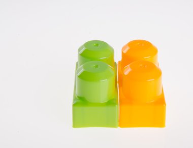 arka plan üzerinde plastik yapı taşları