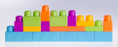 arka plan üzerinde plastik yapı taşları