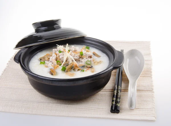 Traditionella kinesiska fläsk gröt ris välling serveras i claypot — Stockfoto