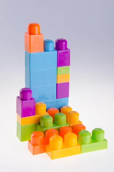 背景上のプラスチック製のビルディング ブロック — ストック写真