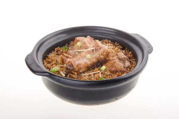 Ryż wieprzowe zapiekane w glinianych naczyniach. Azji żywności — Zdjęcie stockowe