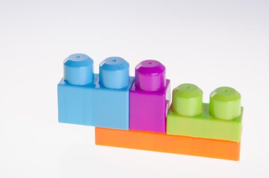 arka plan üzerinde plastik yapı taşları