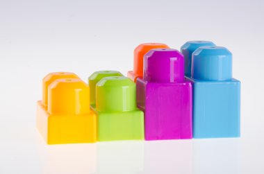 arka plan üzerinde plastik yapı taşları