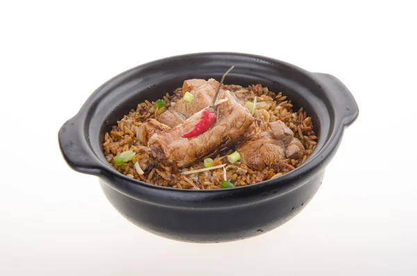 Připravované v hliněném hrnci rýže s vepřovým. Asie jídlo — Stock fotografie