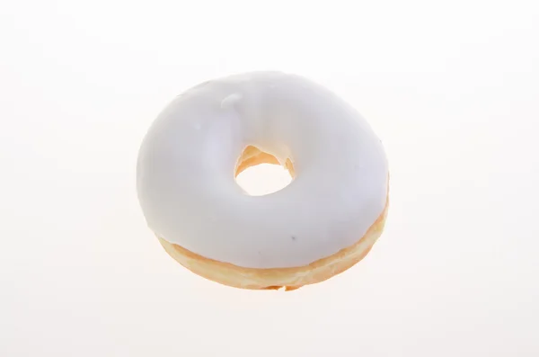 Donut, süßer Donut mit Zucker isoliert auf dem Hintergrund — Stockfoto