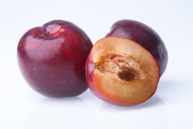 Erik. arka planda olgun Erik meyve