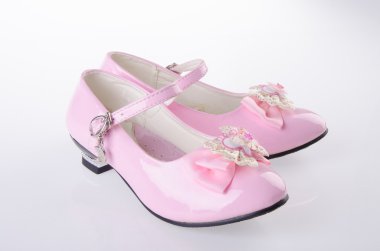 arka planda kızlar için ayakkabı