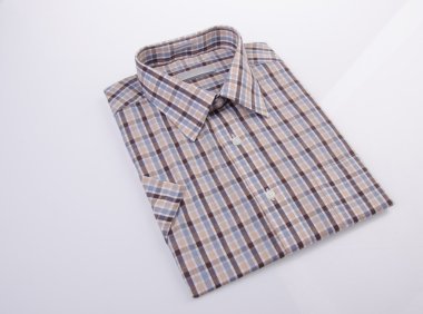 arka planda izole gömlek