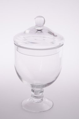 bardak şeker, arka planda kurabiye kavanozu