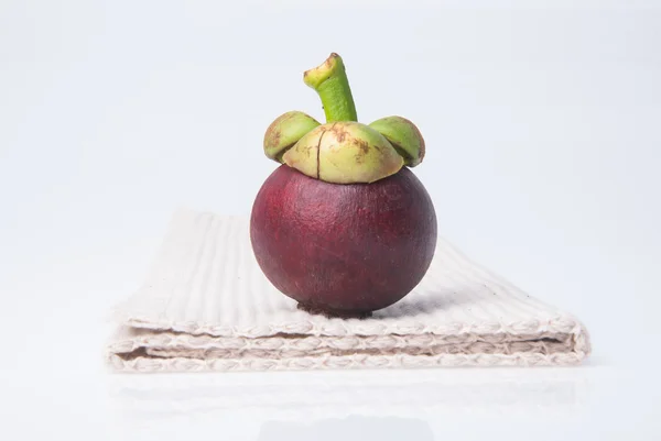 Mangosteen fruit and cross section showing the thick purple skin — Stock Photo, Image