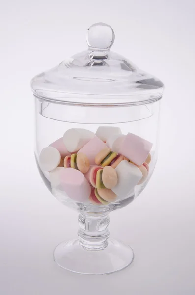 Doces. doces coloridos em frasco de vidro no fundo — Fotografia de Stock