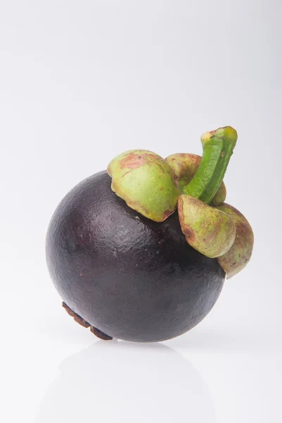 Mangostanu ovoce a průřez ukazující tlusté kůže fialová — Stock fotografie