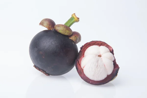 Mangosteen fruit and cross section showing the thick purple skin — Stock Photo, Image