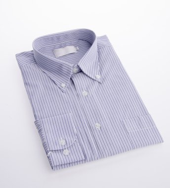 Beyaz arka plan üzerinde elbise gömlek