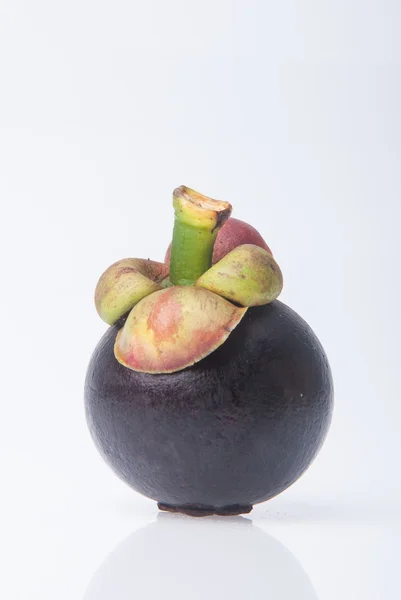 Mangosteen fruit and cross section showing the thick purple skin — Stock Photo, Image