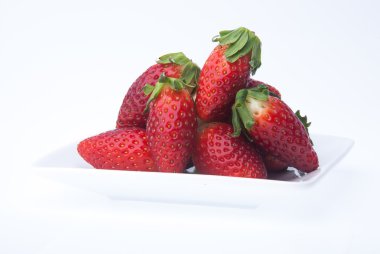 çilek, taze kırmızı zemin üzerine çilek