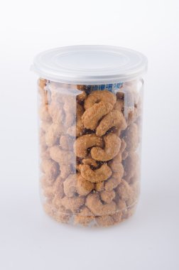 zemin üzerine kavanoz içinde kavrulmuş kaju fıstığı