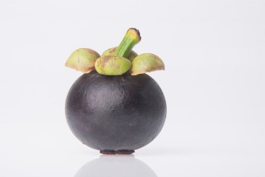 mangosten meyve ve kesit kalınlığında mor deri gösterilen