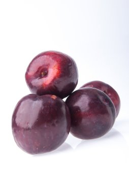 Erik. arka planda olgun Erik meyve