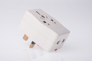 arka plan üzerinde güç adaptörü.