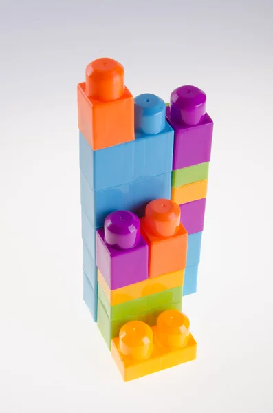 背景上のプラスチック製のビルディング ブロック — ストック写真