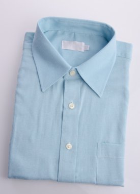 Beyaz arka plan üzerinde elbise gömlek