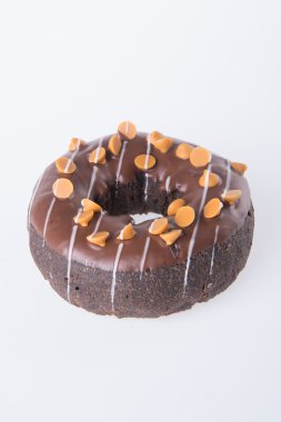 Beyaz arka planda çikolatalı çörekler.