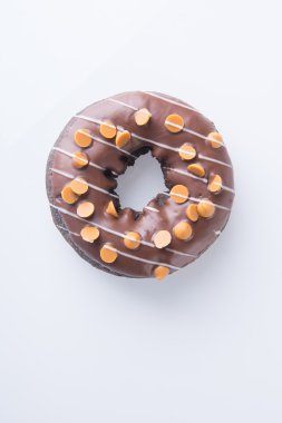 Beyaz arka planda çikolatalı çörekler.