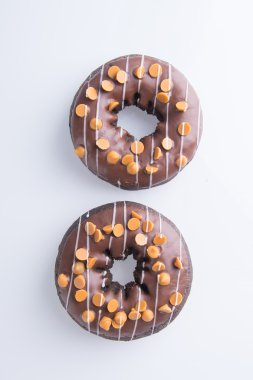 Beyaz arka planda çikolatalı çörekler.