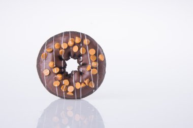 Beyaz arka planda çikolatalı çörekler.