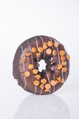 Beyaz arka planda çikolatalı çörekler.