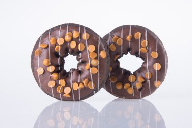 Beyaz arka planda çikolatalı çörekler.