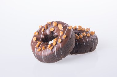 Beyaz arka planda çikolatalı çörekler.