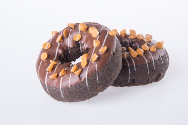 Beyaz arka planda çikolatalı çörekler.