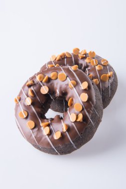 Beyaz arka planda çikolatalı çörekler.