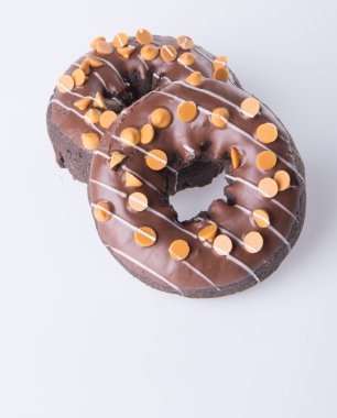 Beyaz arka planda çikolatalı çörekler.